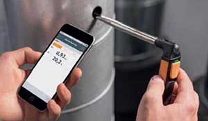 Testo’s 405i being operated with smartphone on a duct