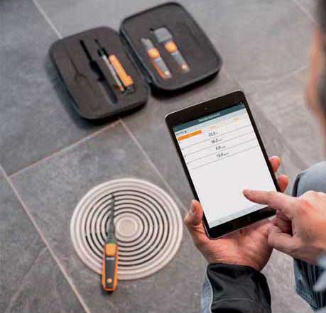 Testo’s 410i in kit near air flow vent with using app on smartphone